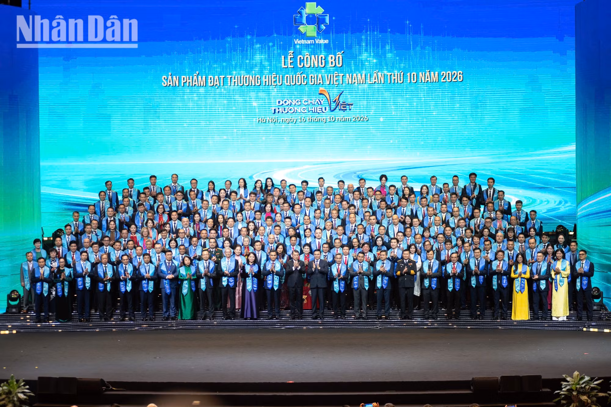 Thủ tướng Lê Minh Hưng và Bộ trưởng Lê Mạnh Hùng chụp ảnh cùng 227 doanh nghiệp được vinh danh Thương hiệu quốc gia.