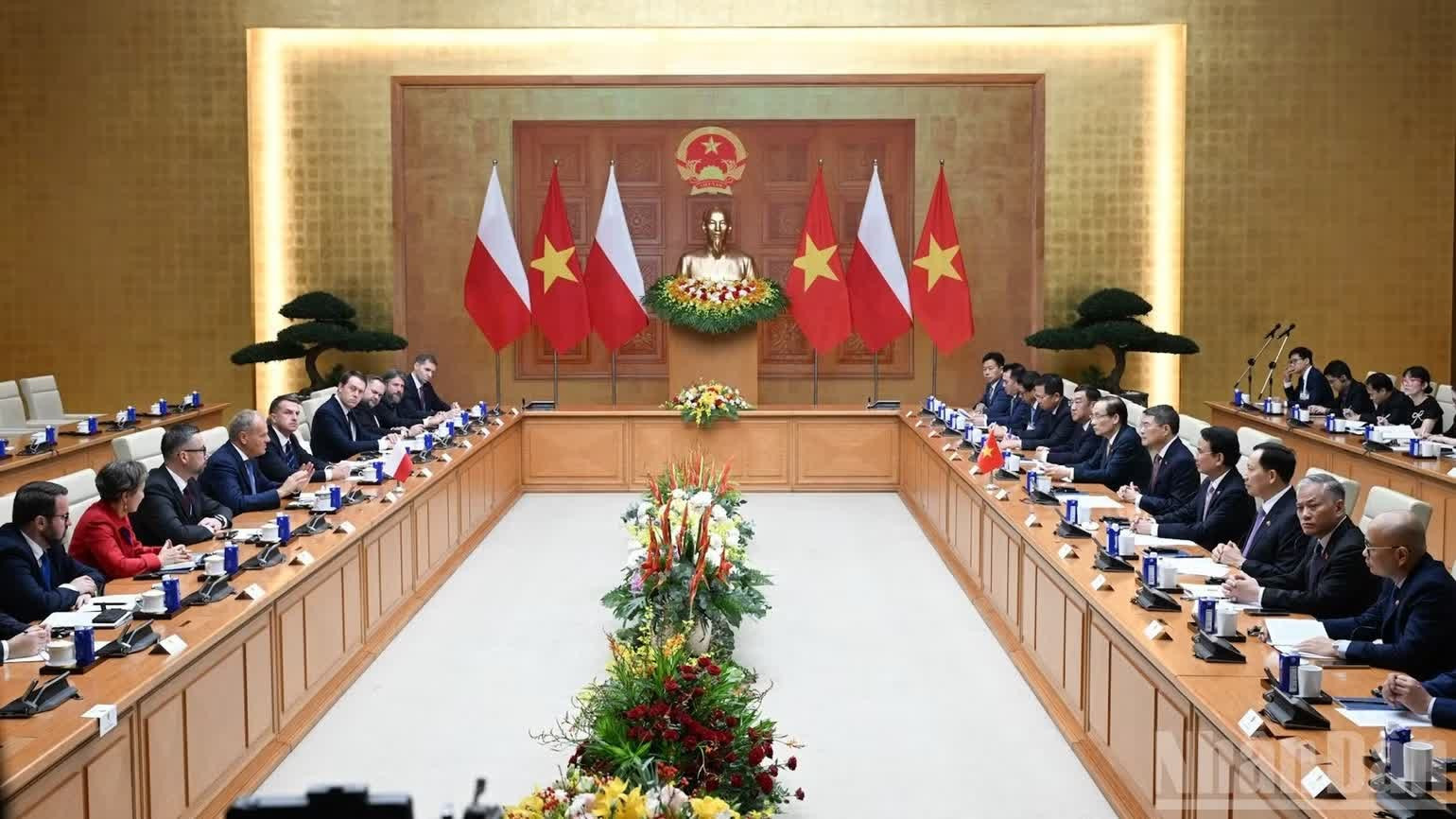 Quang cảnh cuộc hội đ&agrave;m ch&iacute;nh thức giữa Thủ tướng Ch&iacute;nh phủ L&ecirc; Minh Hưng v&agrave; Thủ tướng Ba Lan Donald Tusk. (Ảnh: TRẦN HẢI)