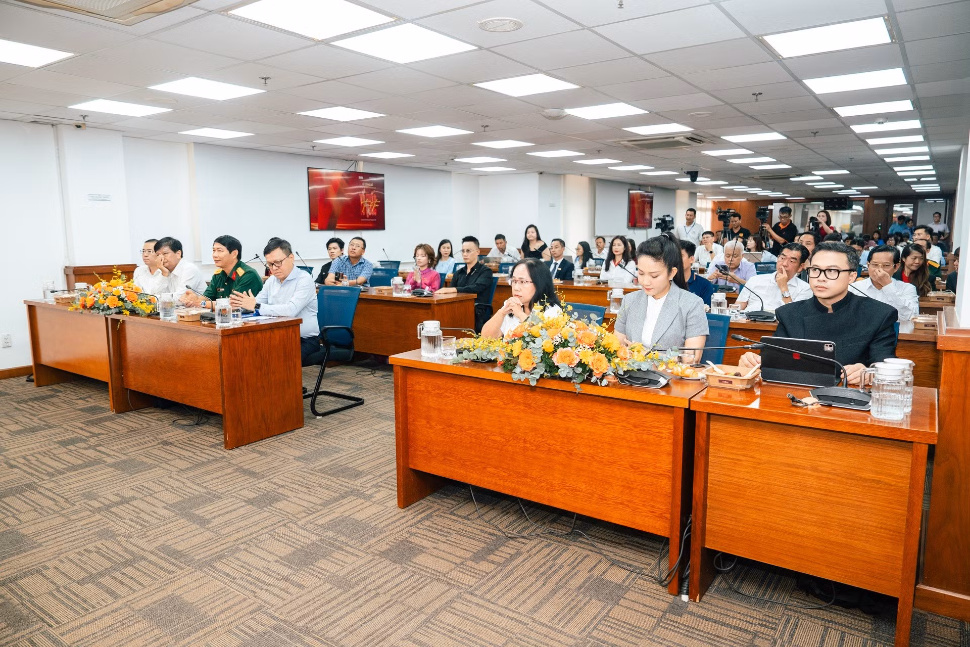 ubnd-tphcm-to-quoc-trong-tim-16.jpg