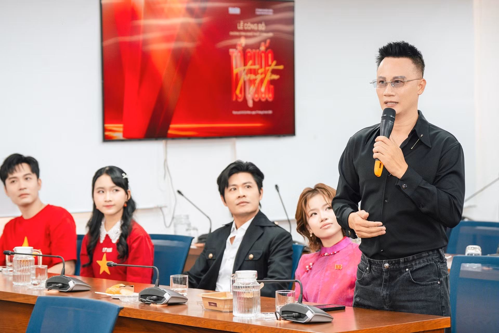 ubnd-tphcm-to-quoc-trong-tim-10.jpg