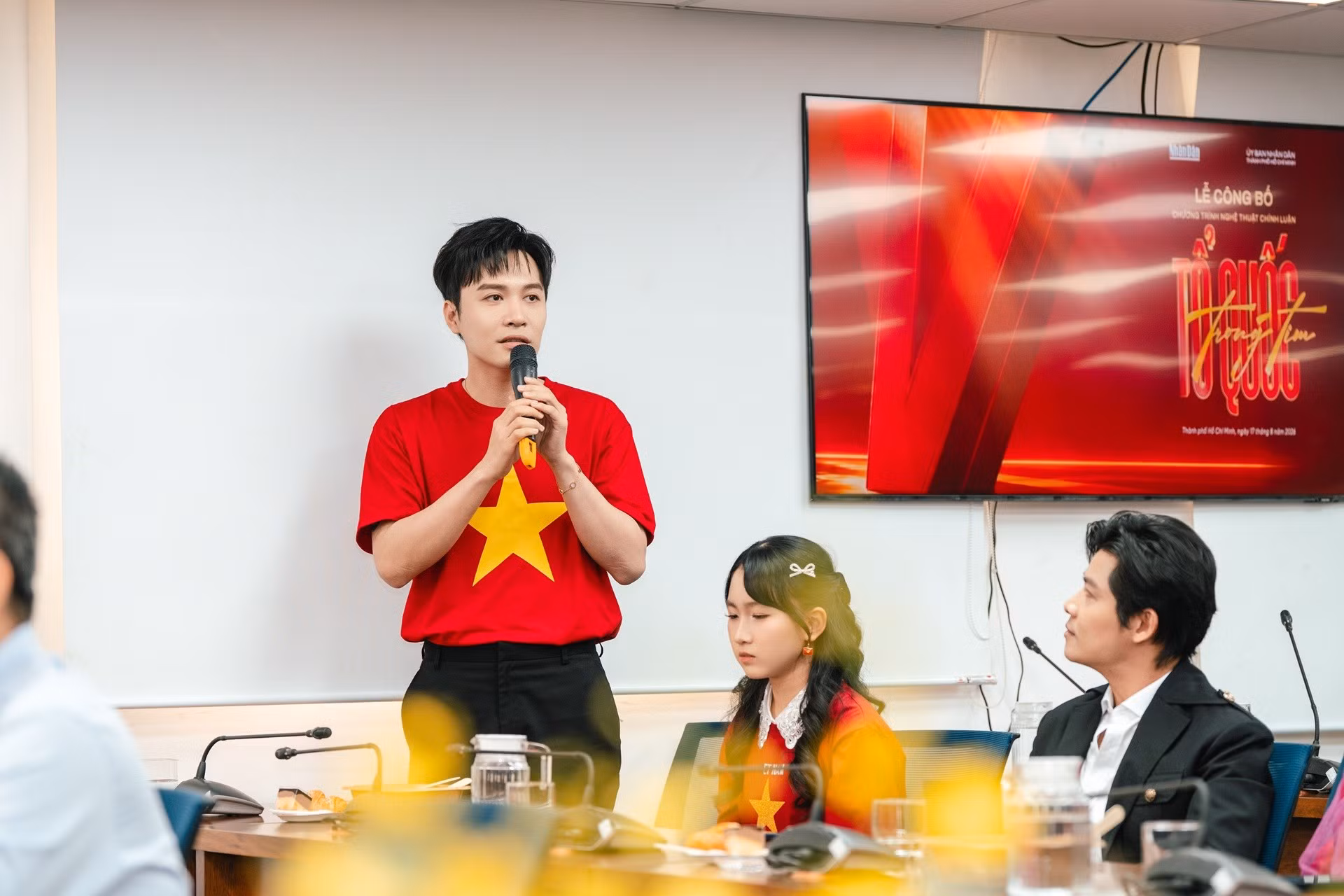 ubnd-tphcm-to-quoc-trong-tim-11.jpg