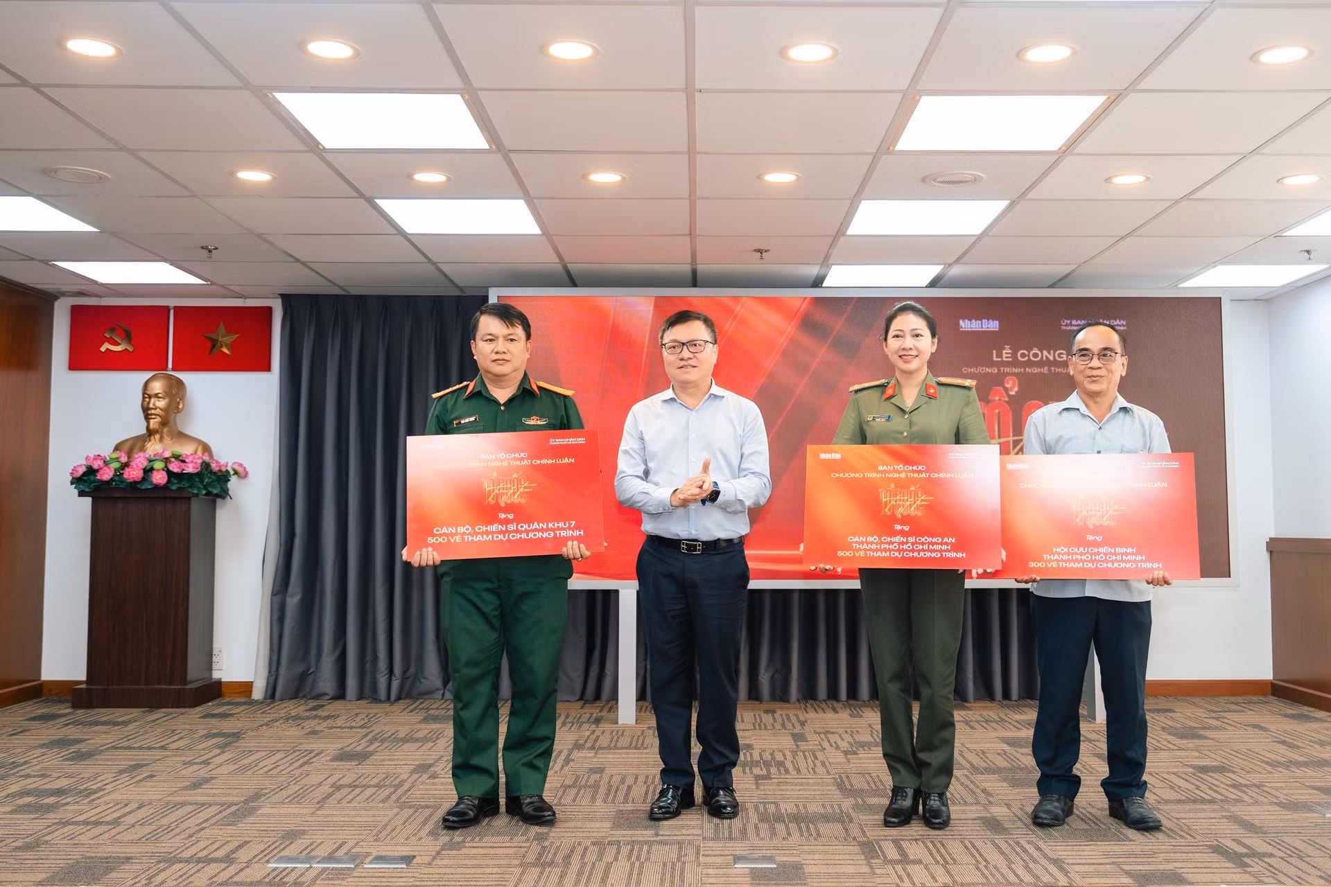 ubnd-tphcm-to-quoc-trong-tim-13.jpg