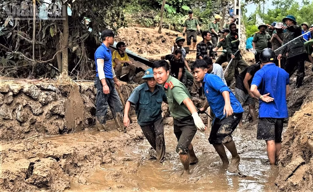 ndo_tl_cong-an-tinh-nghe-an-cung-luc-luong-cong-an-xa-va-cac-luc-luong-khac-nao-vet-bun-dat-thong-tuyen-duong-lien-ban-tai-xa-chieu-luu.jpg