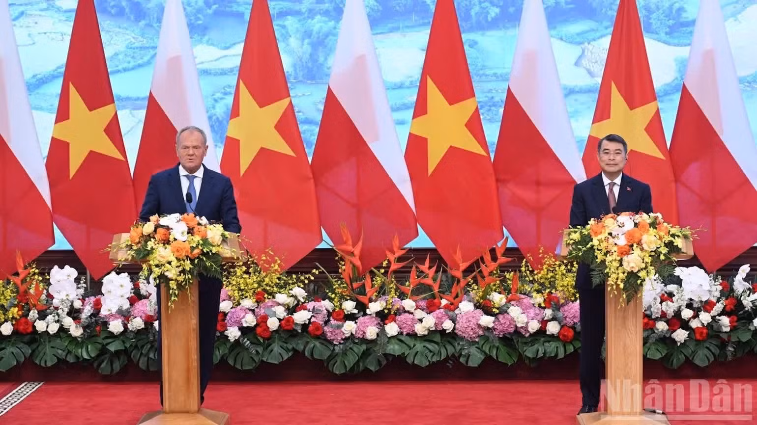 Thủ tướng Chính phủ Lê Minh Hưng và Thủ tướng Ba Lan Donald Tusk họp báo sau hội đàm. (Ảnh: TRẦN HẢI)