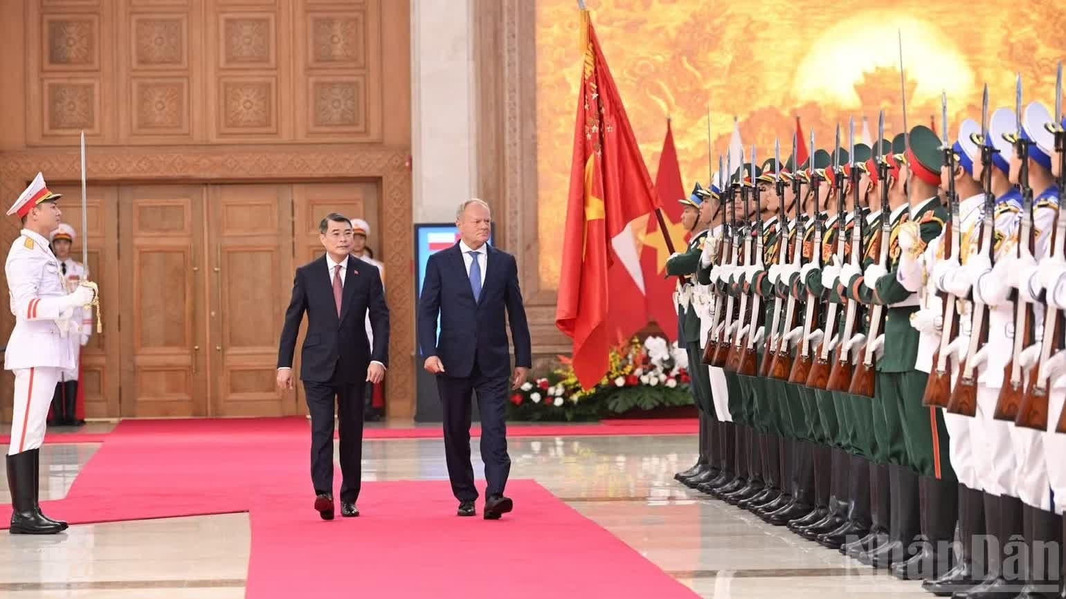 Thủ tướng L&ecirc; Minh Hưng v&agrave; Thủ tướng Donald Tusk duyệt đội danh dự Qu&acirc;n đội nh&acirc;n d&acirc;n Việt Nam. (Ảnh: TRẦN HẢI)