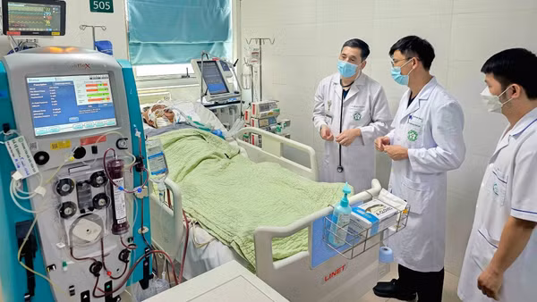 Trường hợp nguy kịch nhất người đàn ông 50 tuổi vẫn đang được hỗ trợ bằng các kỹ thuật cao như oxy hóa máu qua màng ngoài cơ thể (VV-ECMO) nhưng tình trạng lâm sàng đã cải thiện.