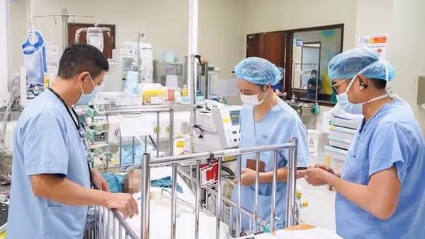 Các bác sĩ khẩn trương thăm khám, hội chẩn và triển khai các biện pháp cấp cứu, tuy nhiên do tình trạng tổn thương quá nặng, trẻ đã không qua khỏi. (Ảnh: BVCC)