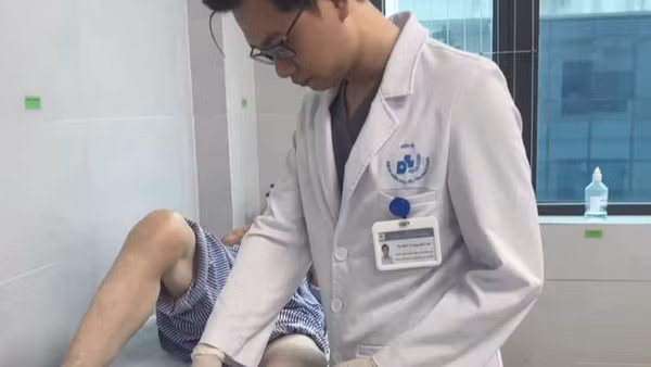 Thăm khám cho người bệnh. (Ảnh: BVCC)