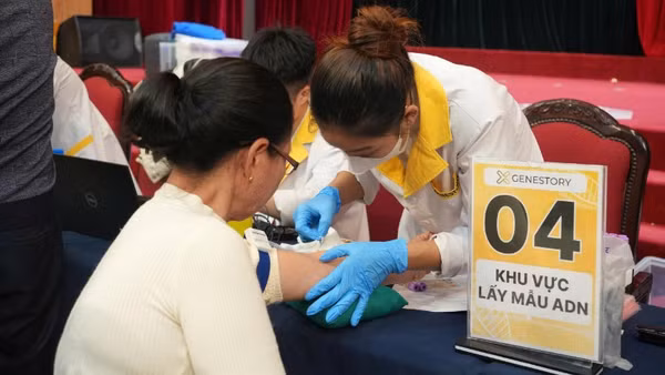 Lấy mẫu ADN thân nhân liệt sĩ. (Ảnh: GeneStory)