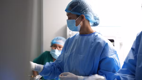 Bác sĩ chuyên khoa I Tôn Nữ Phương Duyên thực hiện phẫu thuật cho người bệnh. (Ảnh: Bệnh viện cung cấp)