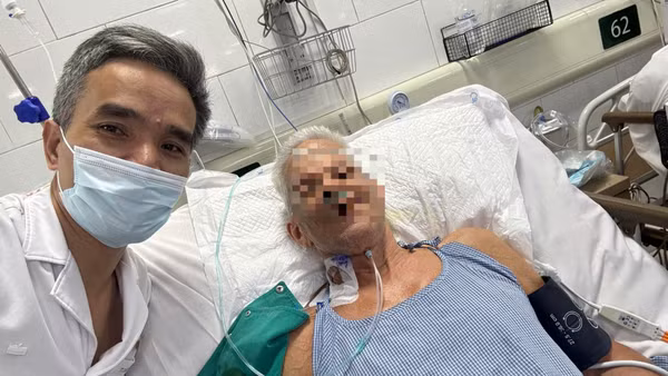 Phó Giáo sư, Tiến sĩ Lương Quốc Chính, Trưởng khoa Hồi sức tích cực Thần kinh chúc mừng bệnh nhân trải qua 17 ngày hồi sức tích cực. (Ảnh: Bệnh viện cung cấp)