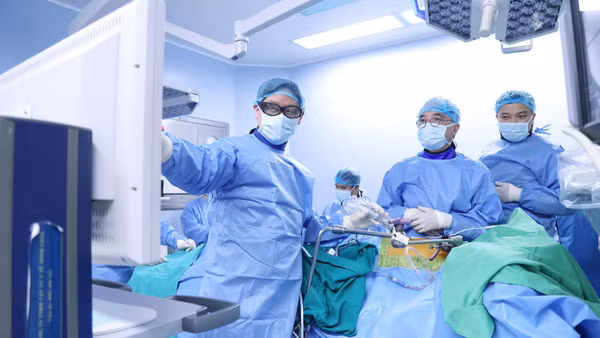 Ê-kíp phẫu thuật can thiệp cho bệnh nhi. (Ảnh: BVCC)