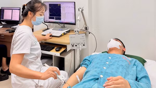Người bệnh được đo điện thần kinh cơ tại Khoa Chẩn đoán chức năng, Bệnh viện Trung ương Quân đội 108.