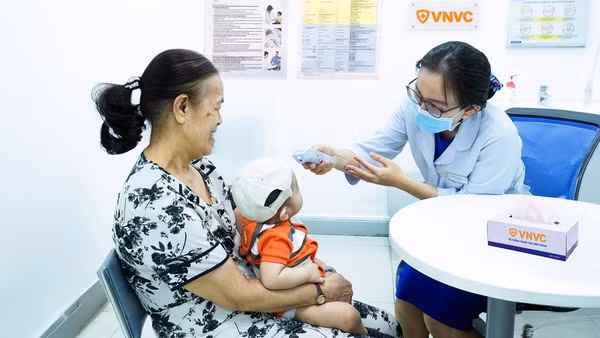 Khám sàng lọc cho bệnh nhi. (Ảnh: VNVC)