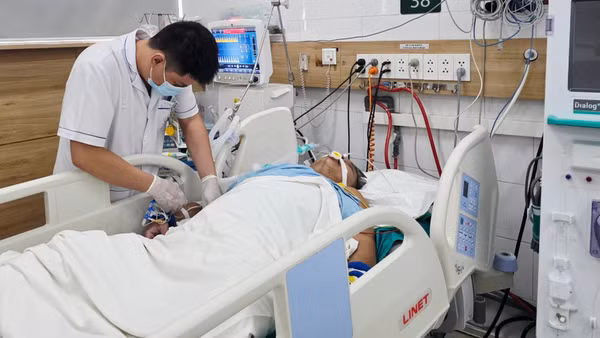 Nhân viên y tế Bệnh viện Bạch Mai tích cực hồi sức cho người bệnh ngộ độc khí clo. (Ảnh: Bệnh viện cung cấp)