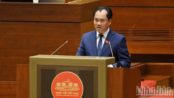 Bộ trưởng Nông nghiệp và Môi trường Trịnh Việt Hùng phát biểu giải trình. (Ảnh: THỦY NGUYÊN)