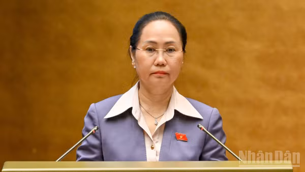 Bộ trưởng Văn hóa, Thể thao và Du lịch Lâm Thị Phương Thanh, thừa ủy quyền của Thủ tướng Chính phủ, trình bày Tờ trình về dự án Luật Phát triển công nghiệp văn hóa. (Ảnh: THỦY NGUYÊN)