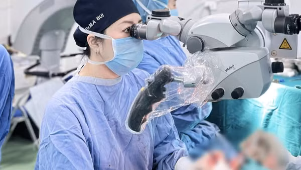 Tiến sĩ, bác sĩ Bùi Mai Anh thực hiện ca phẫu thuật thứ hai chuyển cơ nhằm phục hồi chức năng nhắm mắt. (Ảnh: BVCC)