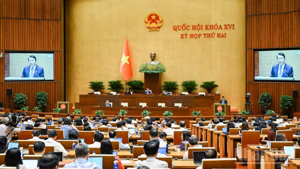 Đại tướng Lương Tam Quang, Bộ trưởng Công an, thừa ủy quyền của Thủ tướng Chính phủ, trình bày Báo cáo tiếp thu, giải trình và chỉnh lý dự thảo Bộ luật Hình sự (sửa đổi). (Ảnh: DUY LINH)