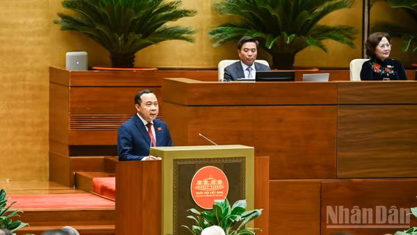 Bộ trưởng Khoa học và Công nghệ Vũ Hải Quân, thừa ủy quyền của Thủ tướng Chính phủ, trình bày Tờ trình về dự án Luật sửa đổi, bổ sung một số điều của Luật Đo lường. (Ảnh: DUY LINH)