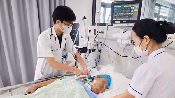 Bệnh nhân phải nằm thở máy vì mắc uốn ván. (Ảnh: Bệnh viện cung cấp)