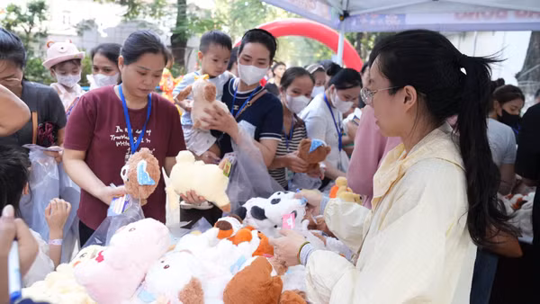 Hàng nghìn phần quà nhỏ được trao tặng cho các bệnh nhi đang nằm điều trị nội trú. (Ảnh: BVCC)