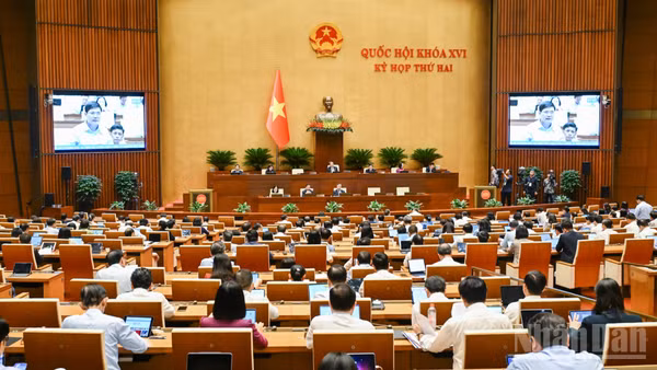 Quốc hội thảo luận tại hội trường chiều 30/10. (Ảnh: DUY LINH)