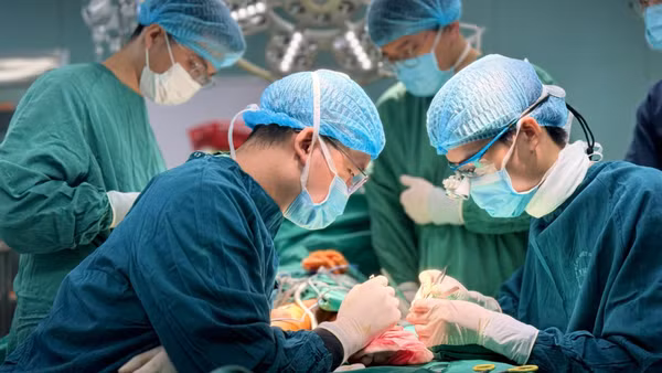 Các bác sĩ tiến hành phẫu thuật cho người bệnh. (Ảnh: BVCC)