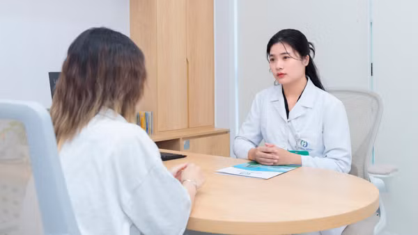 Thạc sĩ Tâm lý lâm sàng Phạm Quỳnh Trang tư vấn cho bạn trẻ. (Ảnh: NVCC)