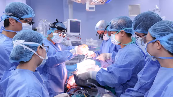 Bác sĩ cân não trước ca ghép tim lần thứ hai. (Ảnh: BVCC)