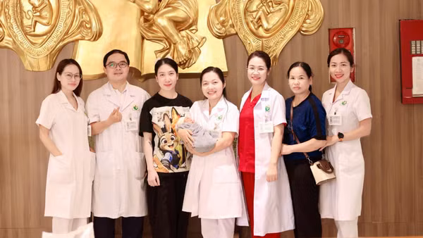 Ê-kíp thầy thuốc Bệnh viện Phụ sản Hà Nội chúc mừng gia đình. 