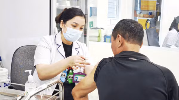 Tiêm vaccine phòng não mô cầu là cách phòng bệnh chủ động. (Ảnh: BVCC)