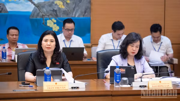 Đoàn đại biểu tỉnh Bắc Ninh thảo luận tại tổ chiều 24/10. (Ảnh: THỦY NGUYÊN)