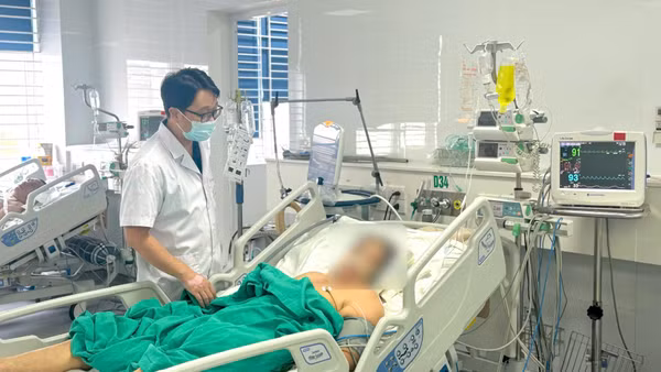 Bệnh nhân nằm điều trị tại Bệnh viện Nhiệt đới Trung ương. (Ảnh: BVCC)