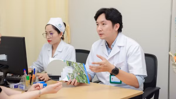 Thạc sĩ, bác sĩ Đoàn Dư Mạnh tư vấn cho người bệnh. (Ảnh: BVCC)