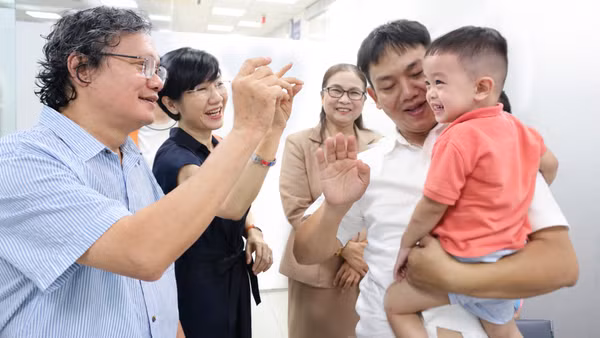Bác sĩ Trương Hữu Khanh, Phó Chủ tịch Hội Truyền nhiễm Thành phố Hồ Chí Minh thăm hỏi các em nhỏ được tiêm vaccine tay chân miệng, sáng 25/9.