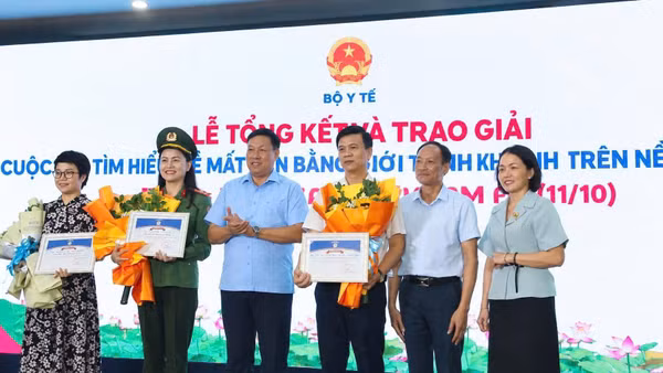 Thứ trưởng Y tế Đỗ Xuân Tuyên trao giải tập thể. (Ảnh: Cục Dân số)