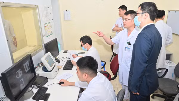 Giáo sư Shinya Tane, chuyên gia phẫu thuật lồng ngực của Bệnh viện Đại học Kobe, trao đổi kinh nghiệm về điều trị ung thư phổi, phẫu thuật hiện đại và ghép phổi. (Ảnh: BVCC)