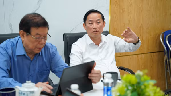Giáo sư, Tiến sĩ, bác sĩ Kiều Đình Hùng (bên phải) chia sẻ về phẫu thuật ít xâm lấn. (Ảnh: T.H)