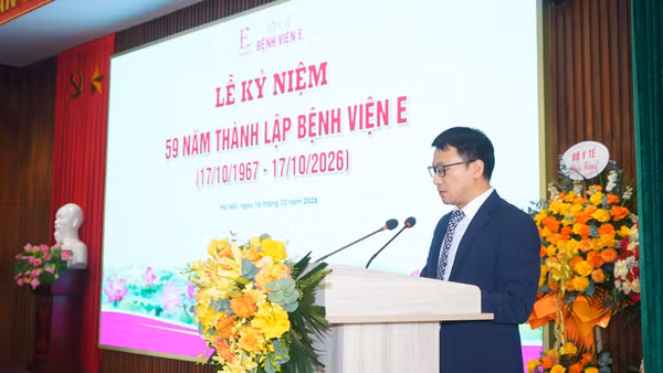 Tiến sĩ, bác sĩ Nguyễn Công Hựu, Giám đốc Bệnh viện E phát biểu tại lễ kỷ niệm. (Ảnh: Bệnh viện cung cấp)