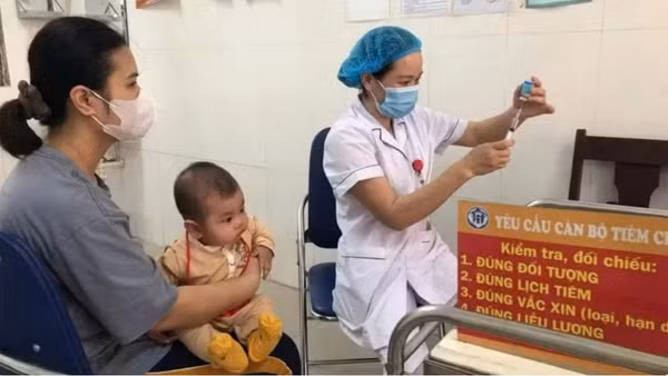 Cán bộ y tế tiêm vaccine cho trẻ trong độ tuổi để phòng các bệnh truyền nhiễm trên địa bàn Hà Nội. (Ảnh: Báo Nhân Dân)