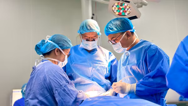 Ca phẫu thuật được triển khai khẩn trương. (Ảnh: BVCC)