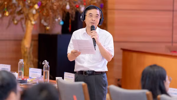 Thầy thuốc Nhân dân, Giáo sư, Tiến sĩ, bác sĩ cao cấp Đồng Khắc Hưng chia sẻ tại hội thảo. (Ảnh: BVCC)