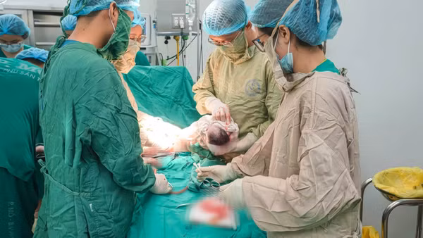 Tiến sĩ, bác sĩ Nguyễn Thái Giang, Phó Trưởng khoa Phụ ung thư trực tiếp phẫu thuật ca mổ lấy thai cho bệnh nhân ung thư vú di căn đa phủ tạng ở tuần thai 34. (Ảnh: BVCC)