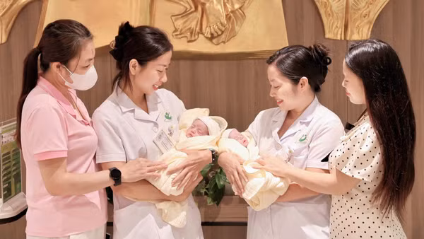 Gia đình hạnh phúc đón 2 em bé. (Ảnh: Bệnh viện cung cấp)