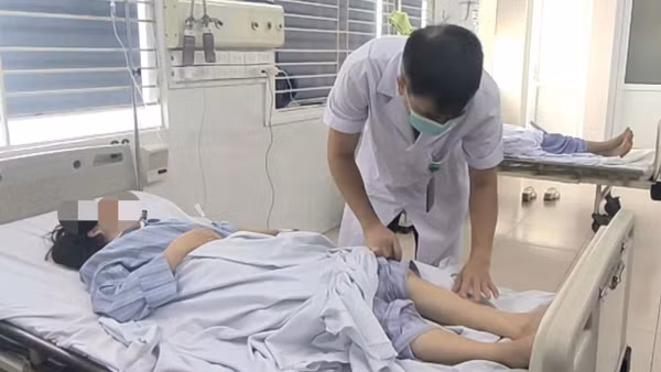 Bác sĩ khám lại cho bệnh nhân. (Ảnh: Bệnh viện cung cấp)