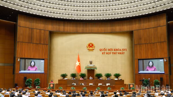 Quốc hội thảo luận tại hội trường về Báo cáo kết quả giám sát việc giải quyết kiến nghị của cử tri gửi đến Kỳ họp thứ 10, Quốc hội khóa XV. (Ảnh: THỦY NGUYÊN)