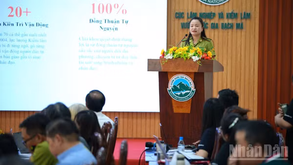 Bà Nguyễn Thị Loan, Hạt Kiểm lâm số 17, Chi cục Kiểm lâm Thái Nguyên chia sẻ tại hội thảo. (Ảnh: LÊ CHÍ)