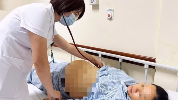 Bác sĩ Viện Y học nhiệt đới Bạch Mai thăm khám cho sản phụ bị viêm gan B đang điều trị. (Ảnh: BVCC)