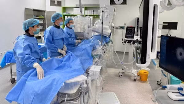 Thực hiện can thiệp mạch cảnh cho bệnh nhân tại Bệnh viện Bạch Mai cơ sở Ninh Bình. (Ảnh: BVCC)